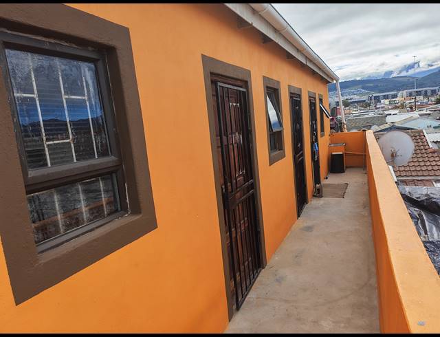 9 BEDROOM HOUSE FOR SALE IN NOMZAMO